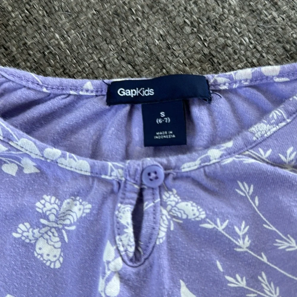 Gap kids Girls Purple Lilac Smocked Keyhole button Cap Sleeve Top Size 6